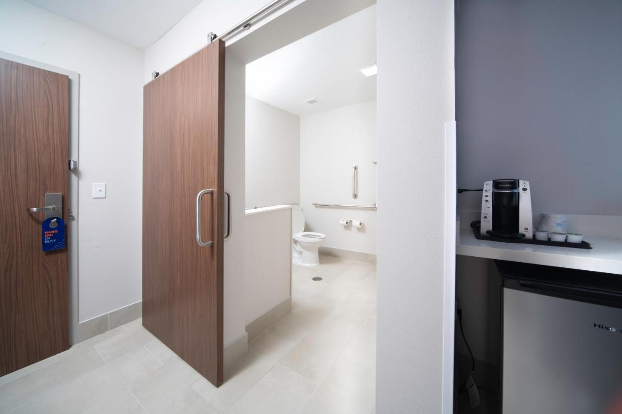 Holiday Inn Express & Suites - Fort Myers Airport By Ihg Bagian luar foto