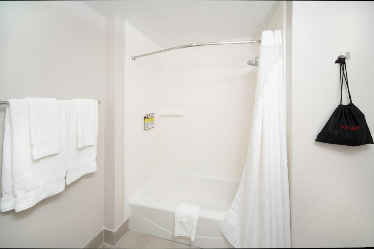 Holiday Inn Express & Suites - Fort Myers Airport By Ihg Bagian luar foto