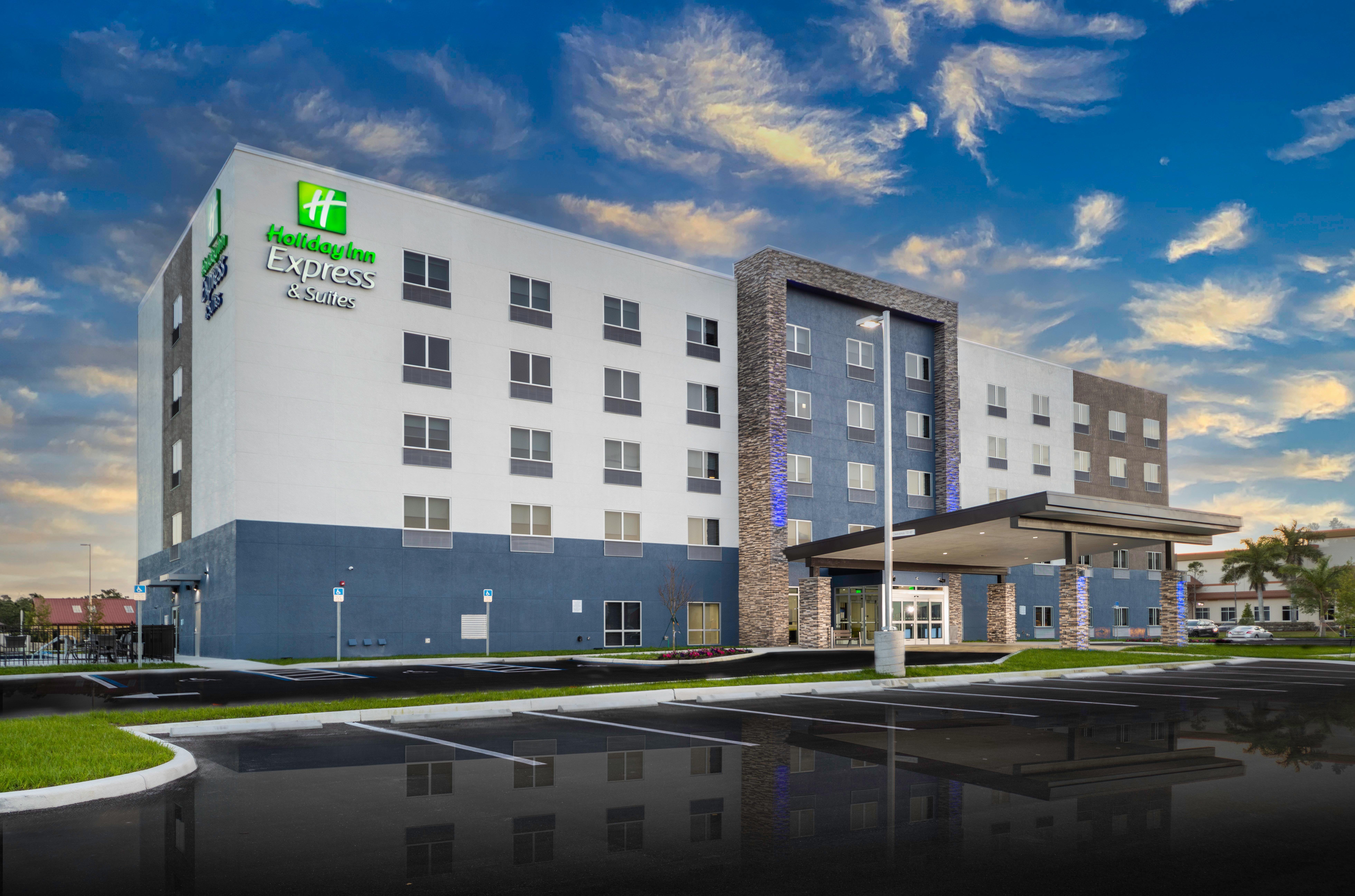 Holiday Inn Express & Suites - Fort Myers Airport By Ihg Bagian luar foto