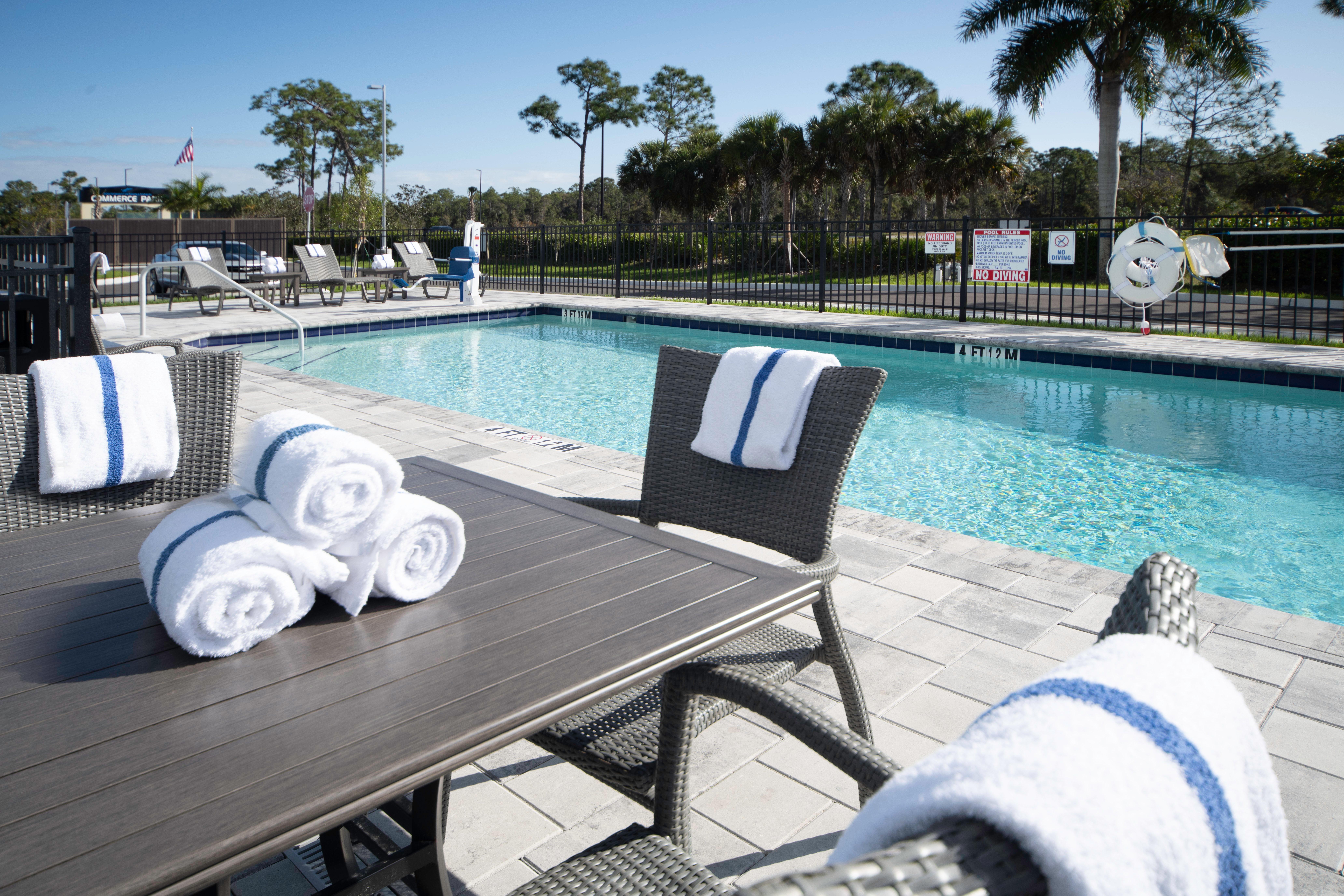 Holiday Inn Express & Suites - Fort Myers Airport By Ihg Bagian luar foto