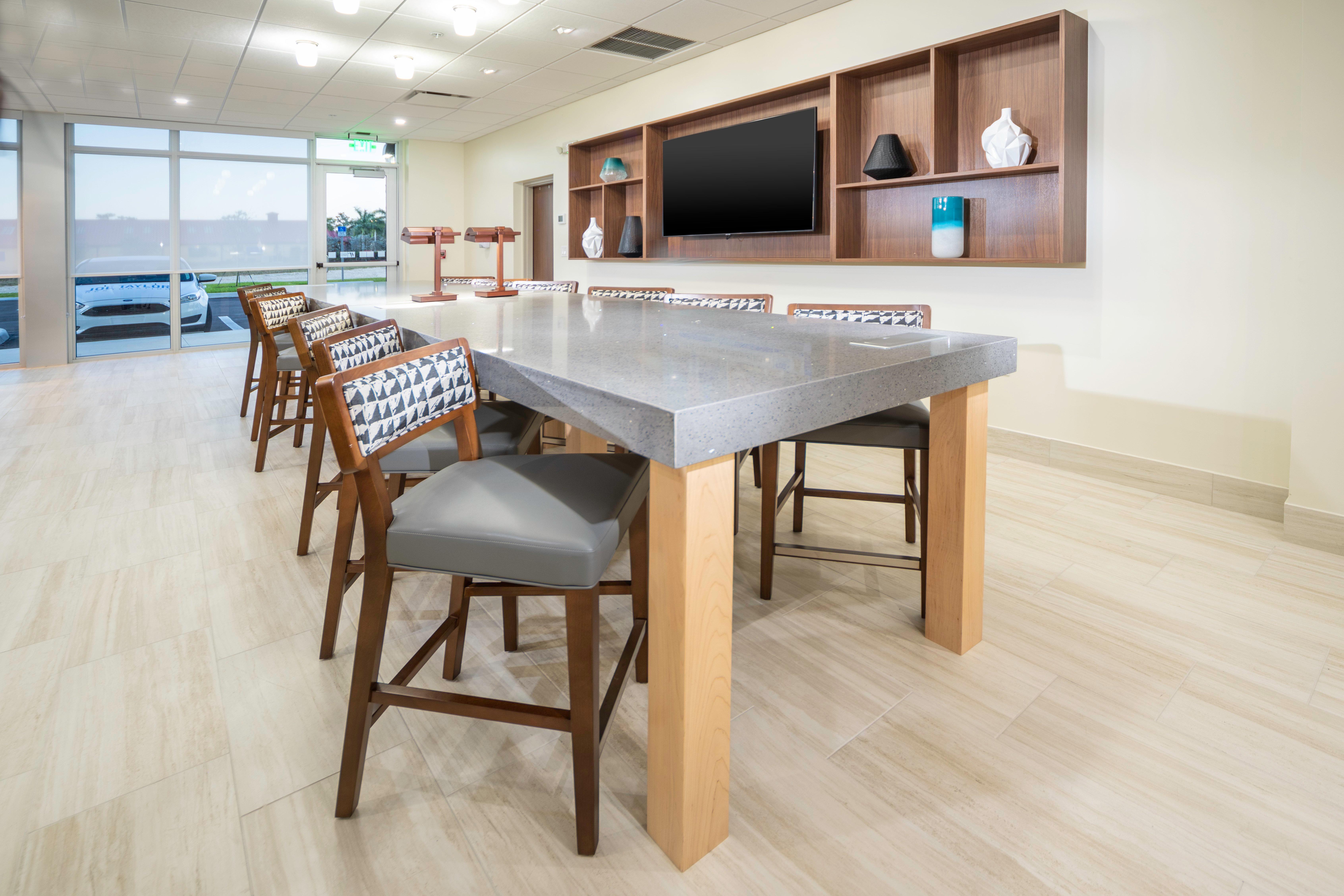 Holiday Inn Express & Suites - Fort Myers Airport By Ihg Bagian luar foto