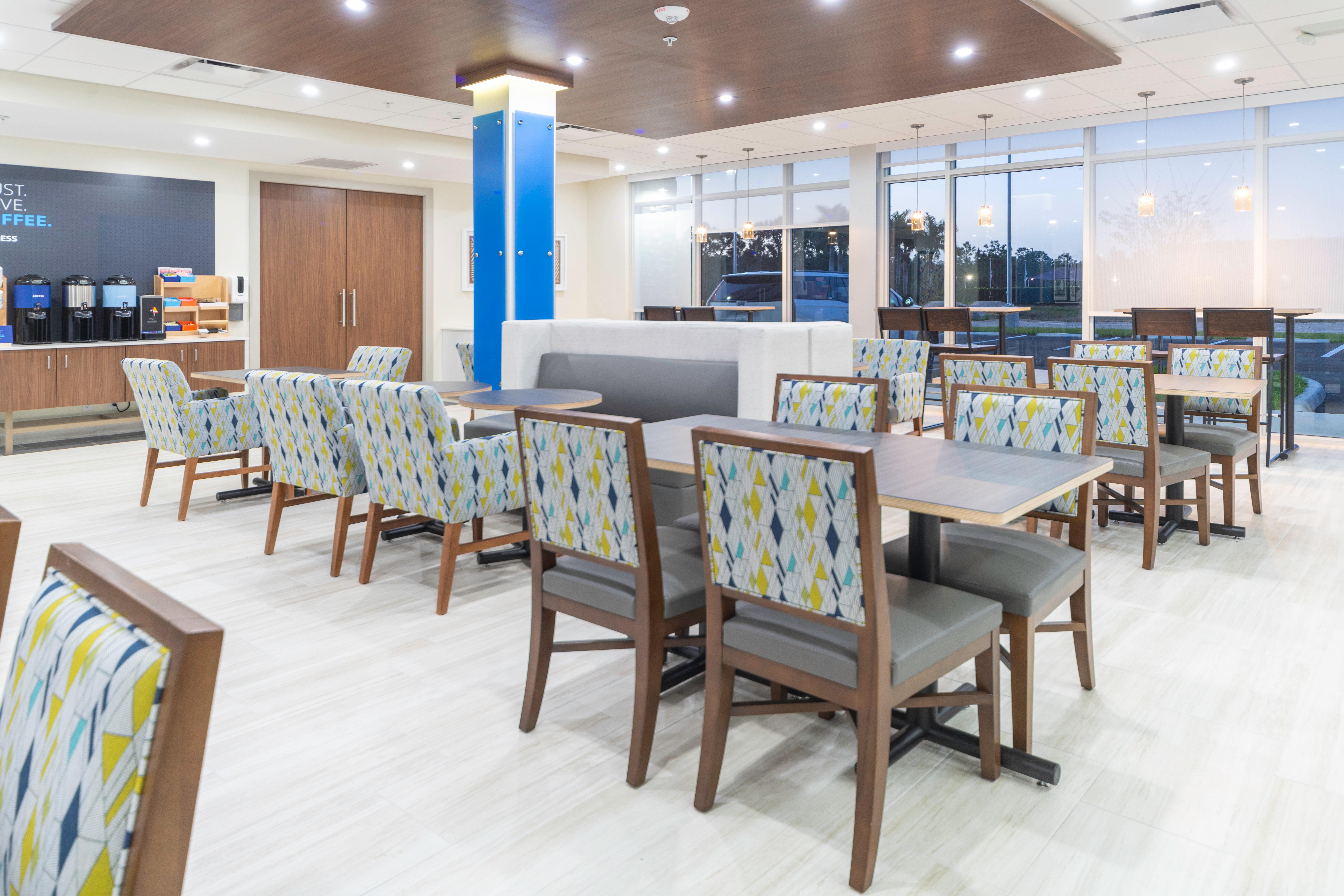 Holiday Inn Express & Suites - Fort Myers Airport By Ihg Bagian luar foto