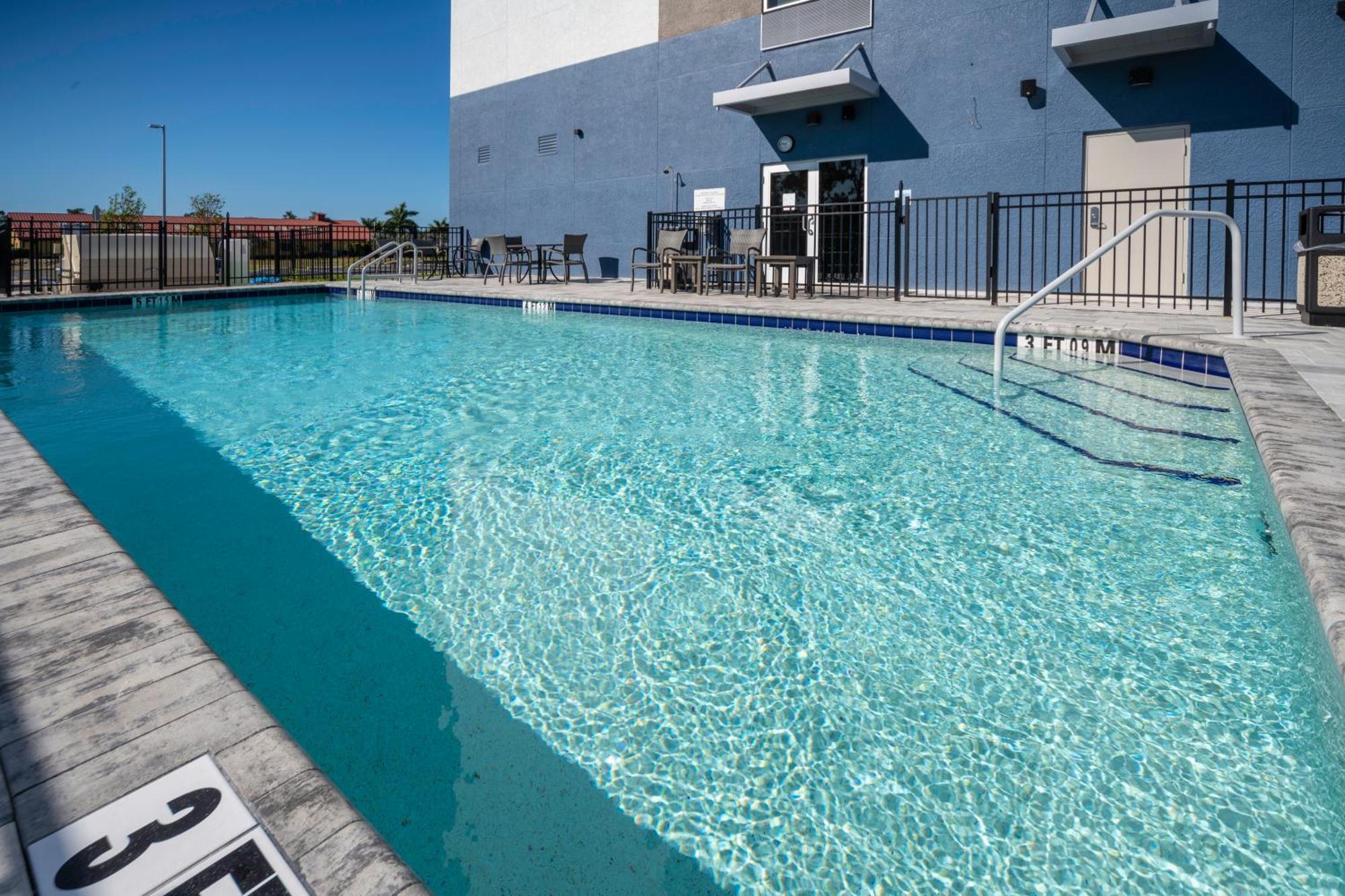 Holiday Inn Express & Suites - Fort Myers Airport By Ihg Bagian luar foto